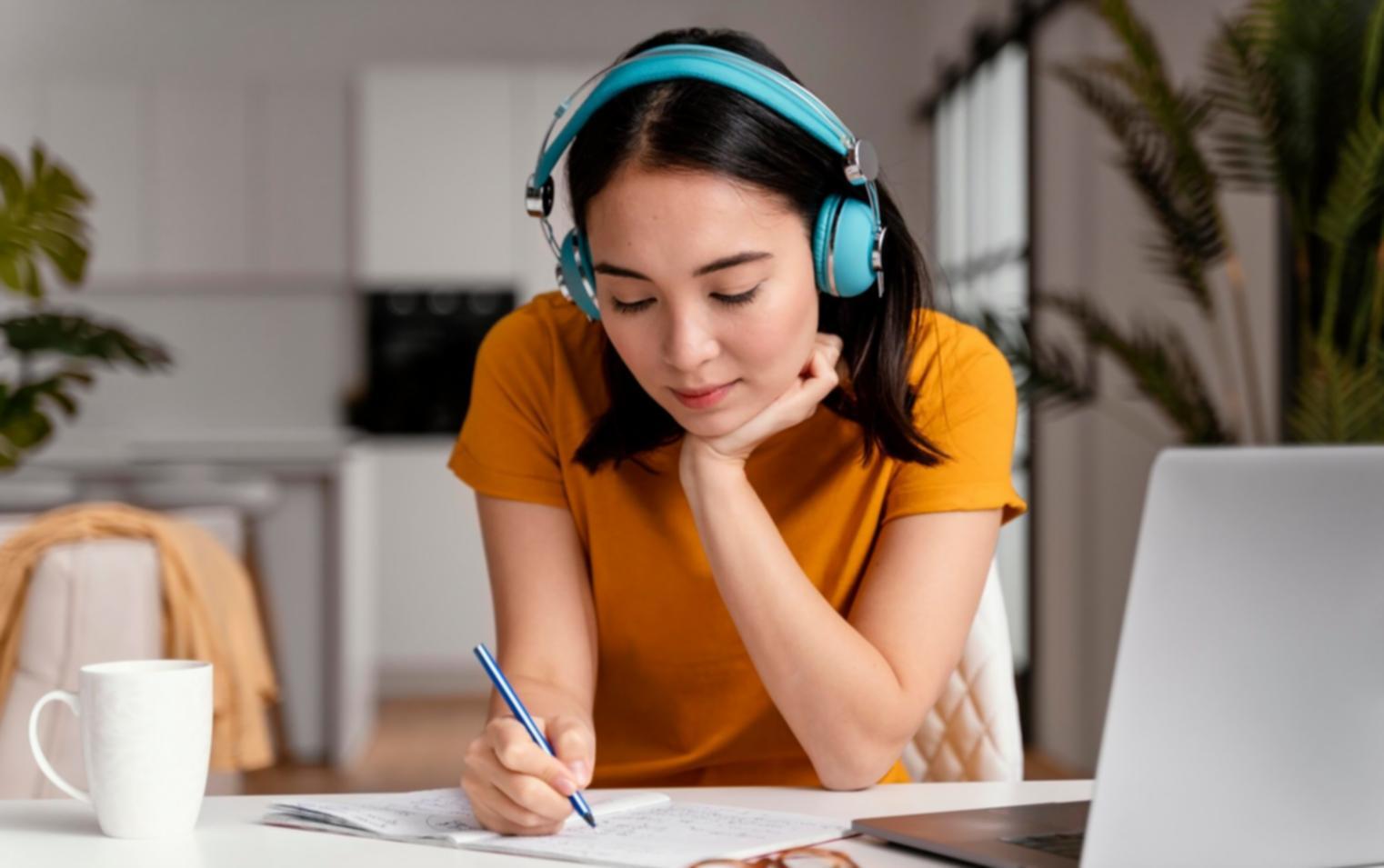 Consultation personnalisée en gestion financière avec documents et calculatrice