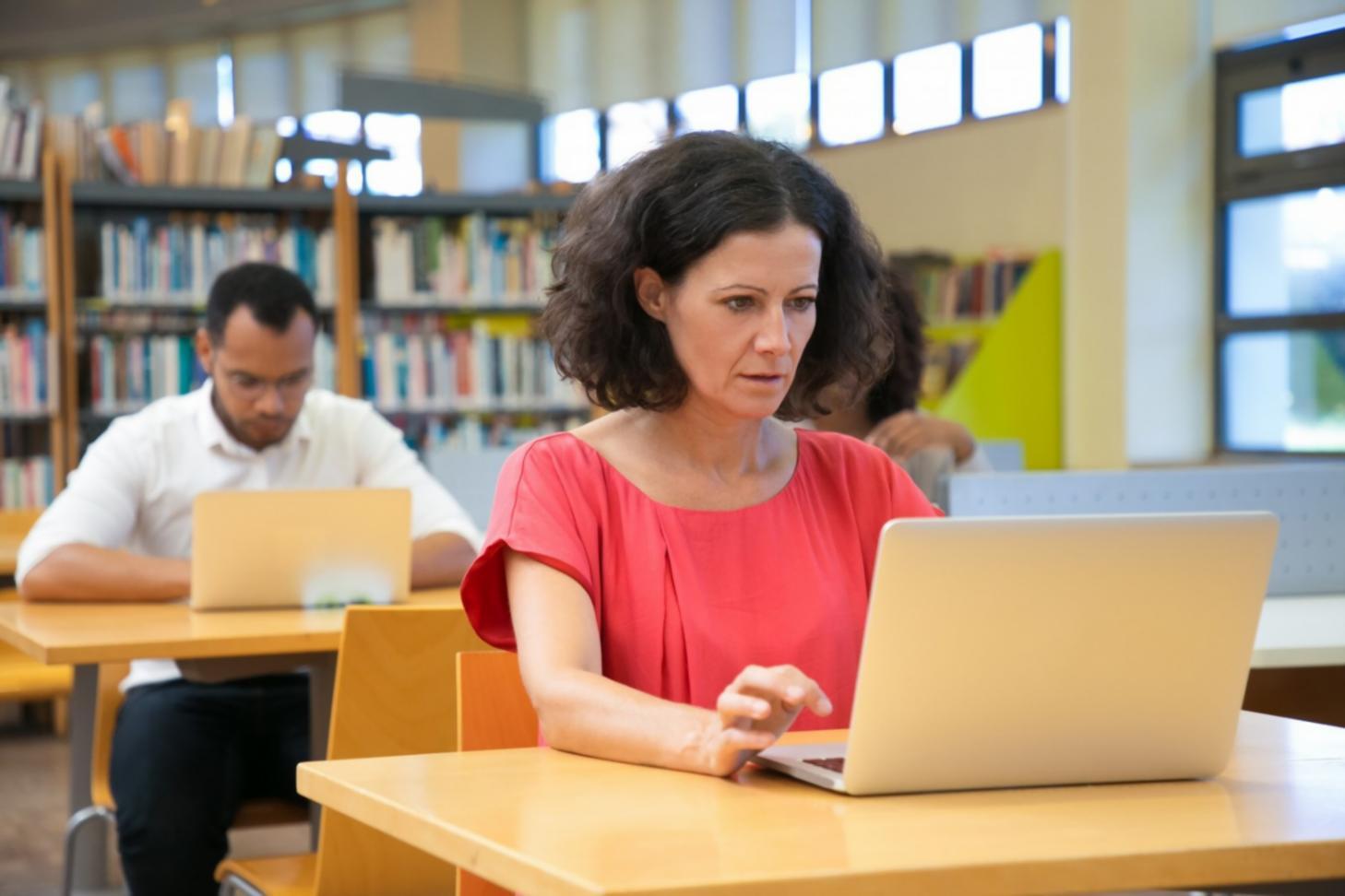 Outils de planification financière et documents budgétaires organisés sur un bureau