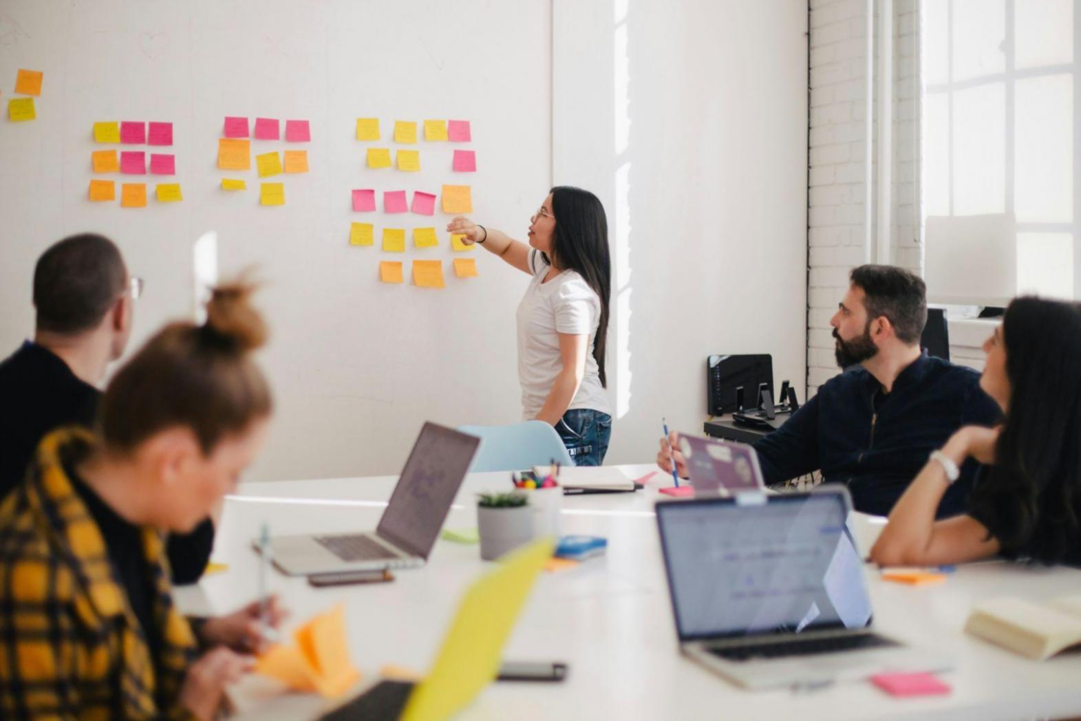 Tableau de planification budgétaire avec graphiques colorés